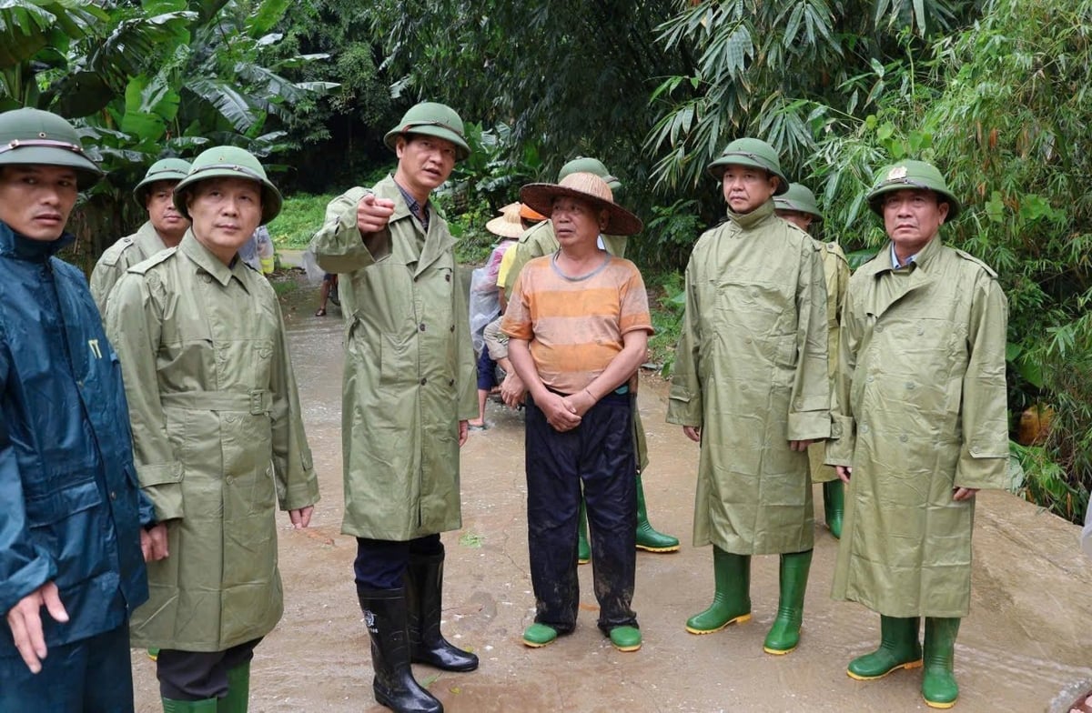 Ông Nguyễn Thế Phước chỉ đạo công tác khắc phục hậu quả thiên tai tại huyện Lục Yên (cũ) trong đợt mưa lũ năm 2024. Ảnh: Thanh Tiến.