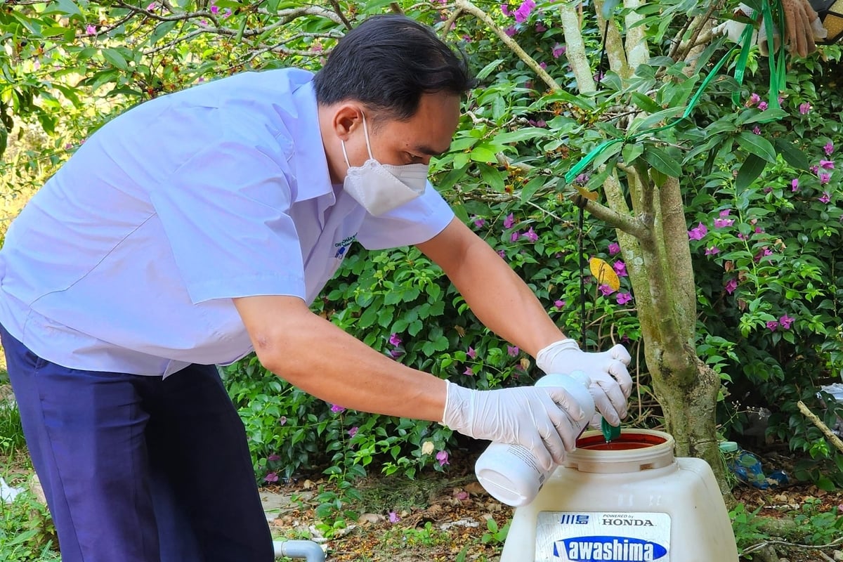 Cán bộ chăn nuôi và thú y tiêu độc khử trùng xung quanh chuồng trại phòng dịch tả heo Châu Phi bà con. Ảnh: Kim Anh. Cán bộ chăn nuôi và thú y tiêu độc khử trùng xung quanh chuồng trại phòng dịch tả heo Châu Phi bà con. Ảnh: Kim Anh.