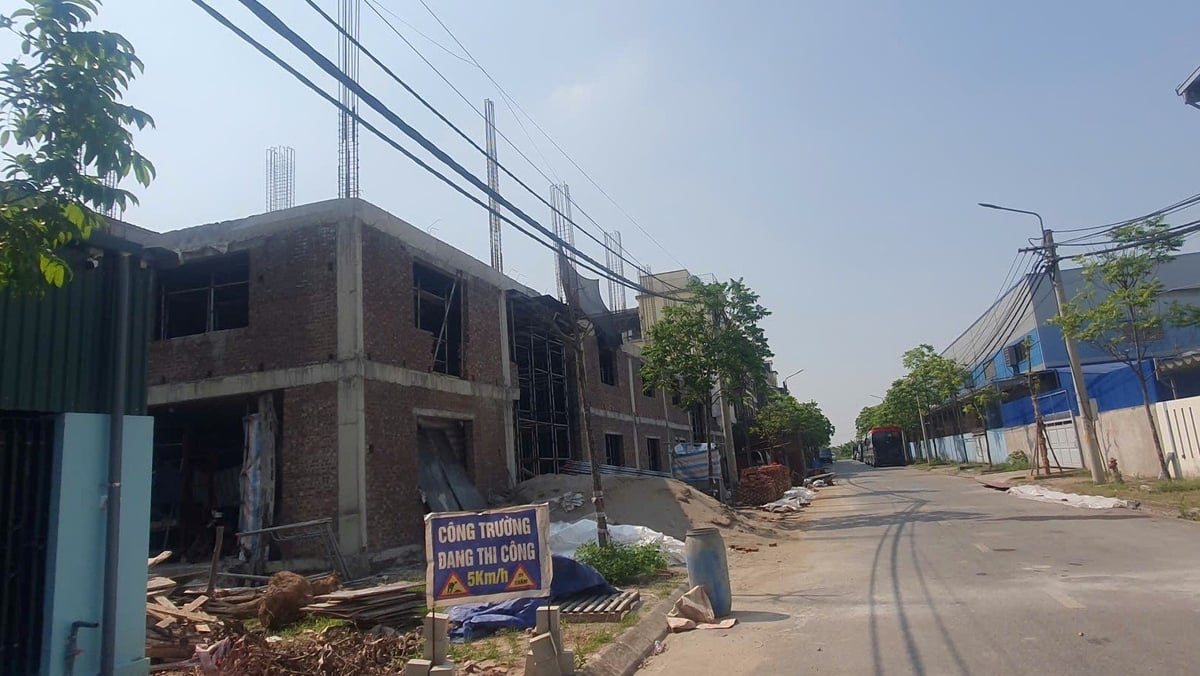 Những công trình núp bóng nhà xưởng như thế này vẫn đang tiếp tục được xây dựng. Ảnh: QD. Những công trình núp bóng nhà xưởng như thế này vẫn đang tiếp tục được xây dựng. Ảnh: QD.
