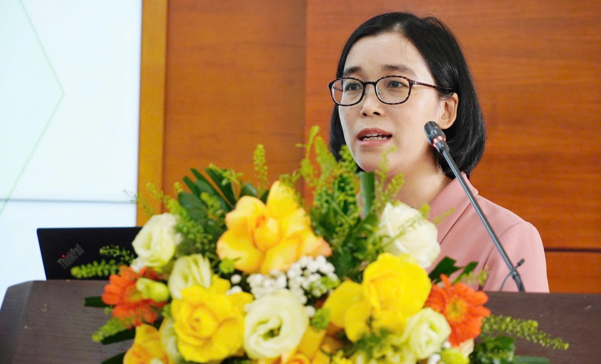 TS Đỗ Thị Hương, cán bộ Nông nghiệp bền vững thuộc Viện Tăng trưởng xanh toàn cầu (GGGI) Việt Nam chia sẻ, than sinh học có nhiều lợi ích. Ảnh: Hồng Thắm. TS Đỗ Thị Hương, cán bộ Nông nghiệp bền vững thuộc Viện Tăng trưởng xanh toàn cầu (GGGI) Việt Nam chia sẻ, than sinh học có nhiều lợi ích. Ảnh: Hồng Thắm.