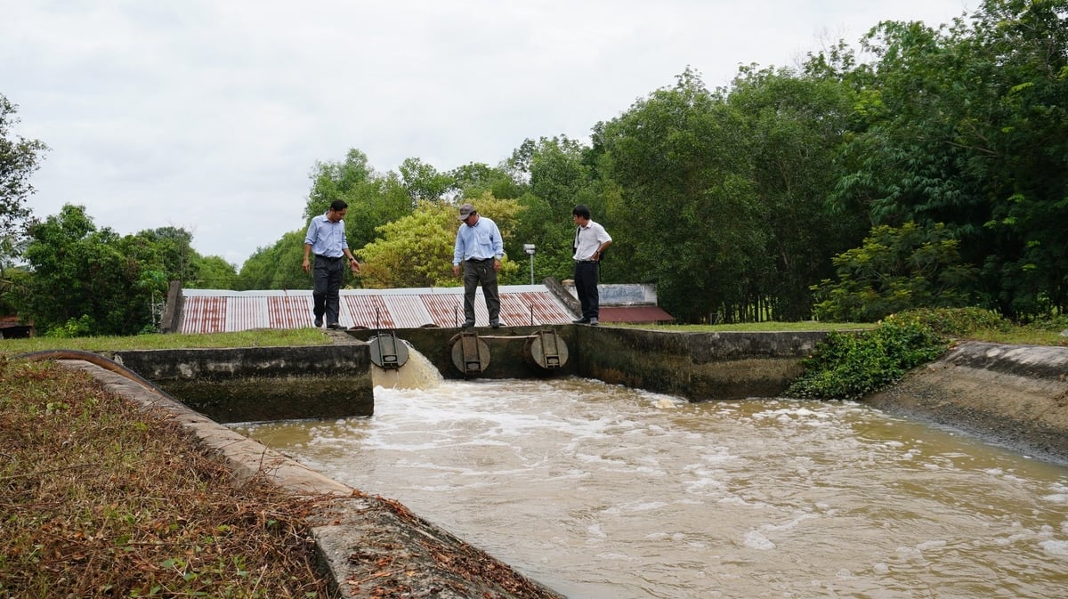Nếu không có thêm cơ chế đãi ngộ thì khó thu hút người trẻ vào nghề thủy nông viên. Ảnh: Trần Trung. Nếu không có thêm cơ chế đãi ngộ thì khó thu hút người trẻ vào nghề thủy nông viên. Ảnh: Trần Trung.