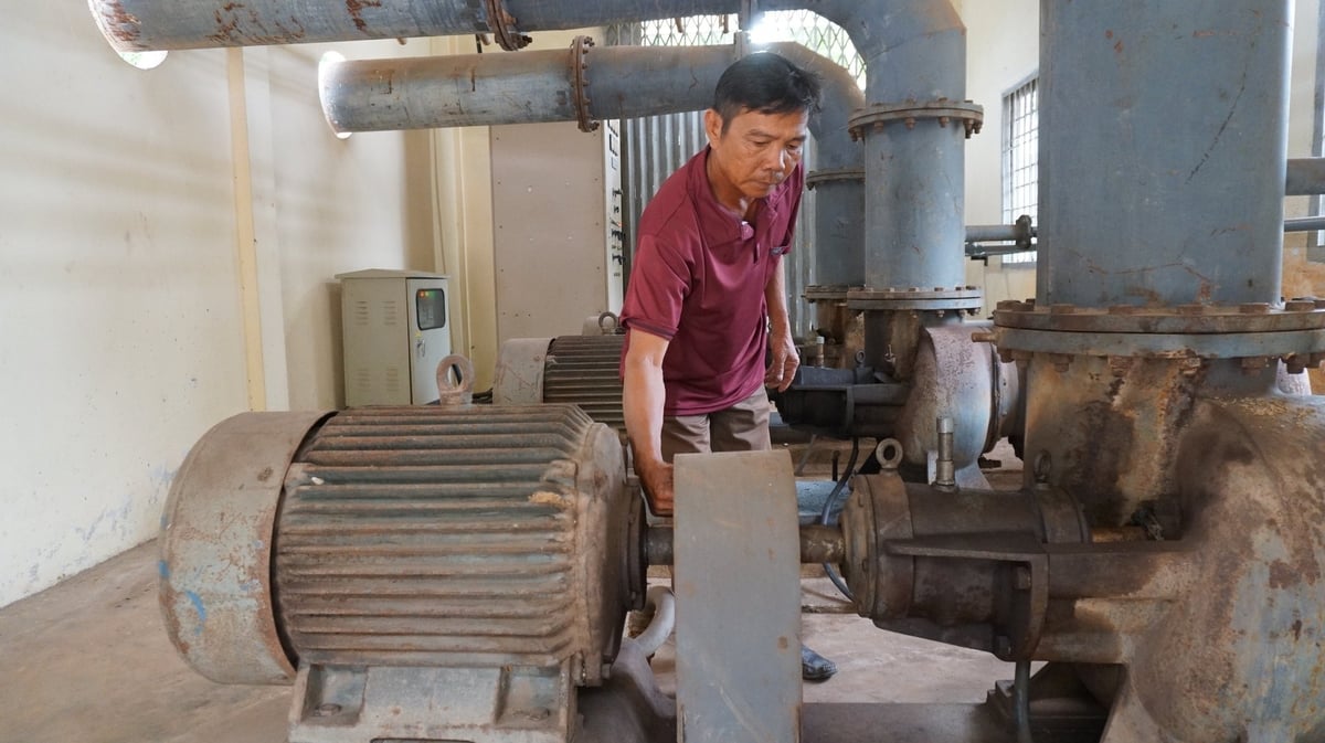 Ông Phạm Công Biết đang tất bật kiểm tra lại các hạng mục vận hành trạm bơm. Ảnh: Trần Trung. Ông Phạm Công Biết đang tất bật kiểm tra lại các hạng mục vận hành trạm bơm. Ảnh: Trần Trung.