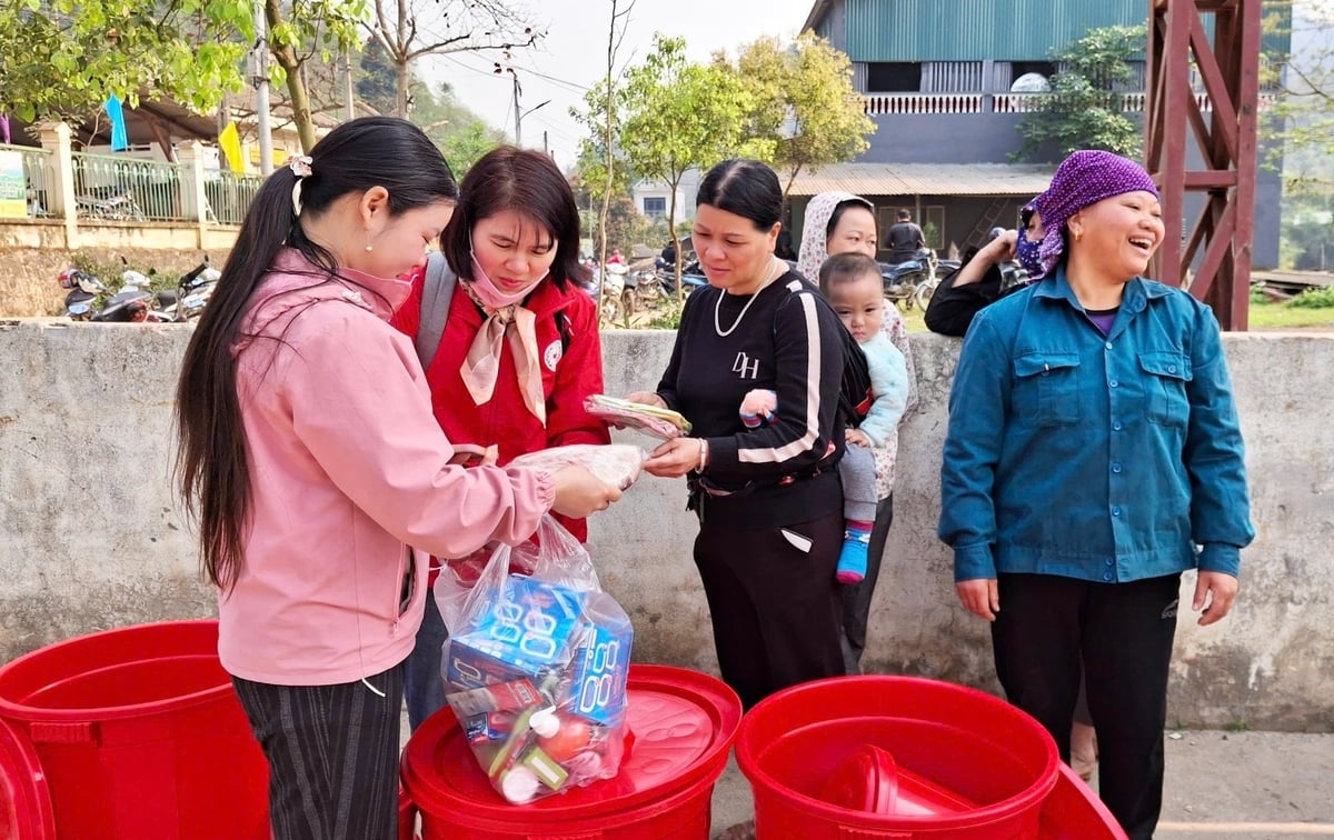 Dự án đồng thời hỗ trợ thêm một lần tiền mặt cho các phụ nữ tuyến đầu tích cực trong các hoạt động phòng ngừa và ứng phó thiên tai. Ảnh: Oxfam. Dự án đồng thời hỗ trợ thêm một lần tiền mặt cho các phụ nữ tuyến đầu tích cực trong các hoạt động phòng ngừa và ứng phó thiên tai. Ảnh: Oxfam.