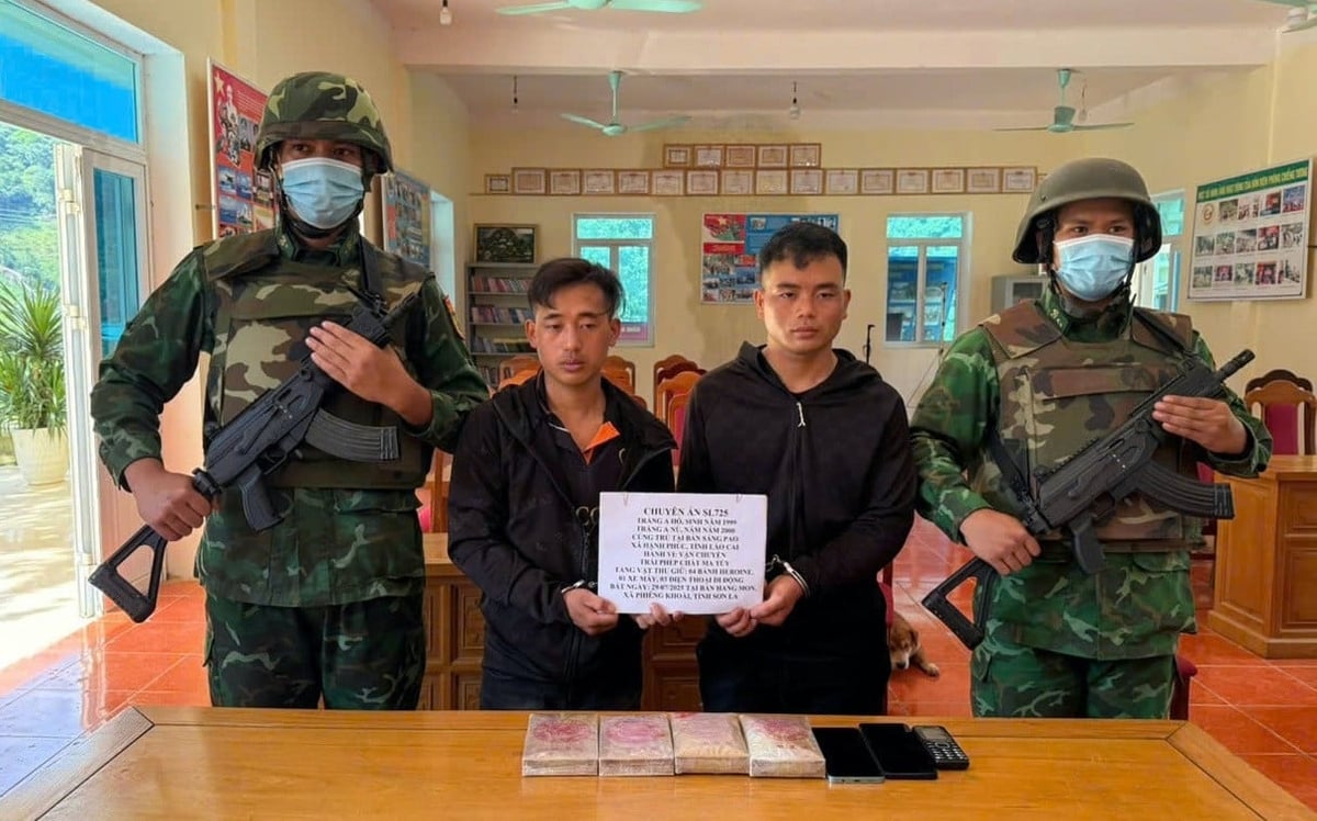 Hai đối tượng Tráng A Hồ, Tráng A Nủ cùng tang vật 4 bánh heroin. Ảnh: Công an tỉnh Sơn La. Hai đối tượng Tráng A Hồ, Tráng A Nủ cùng tang vật 4 bánh heroin. Ảnh: Công an tỉnh Sơn La.