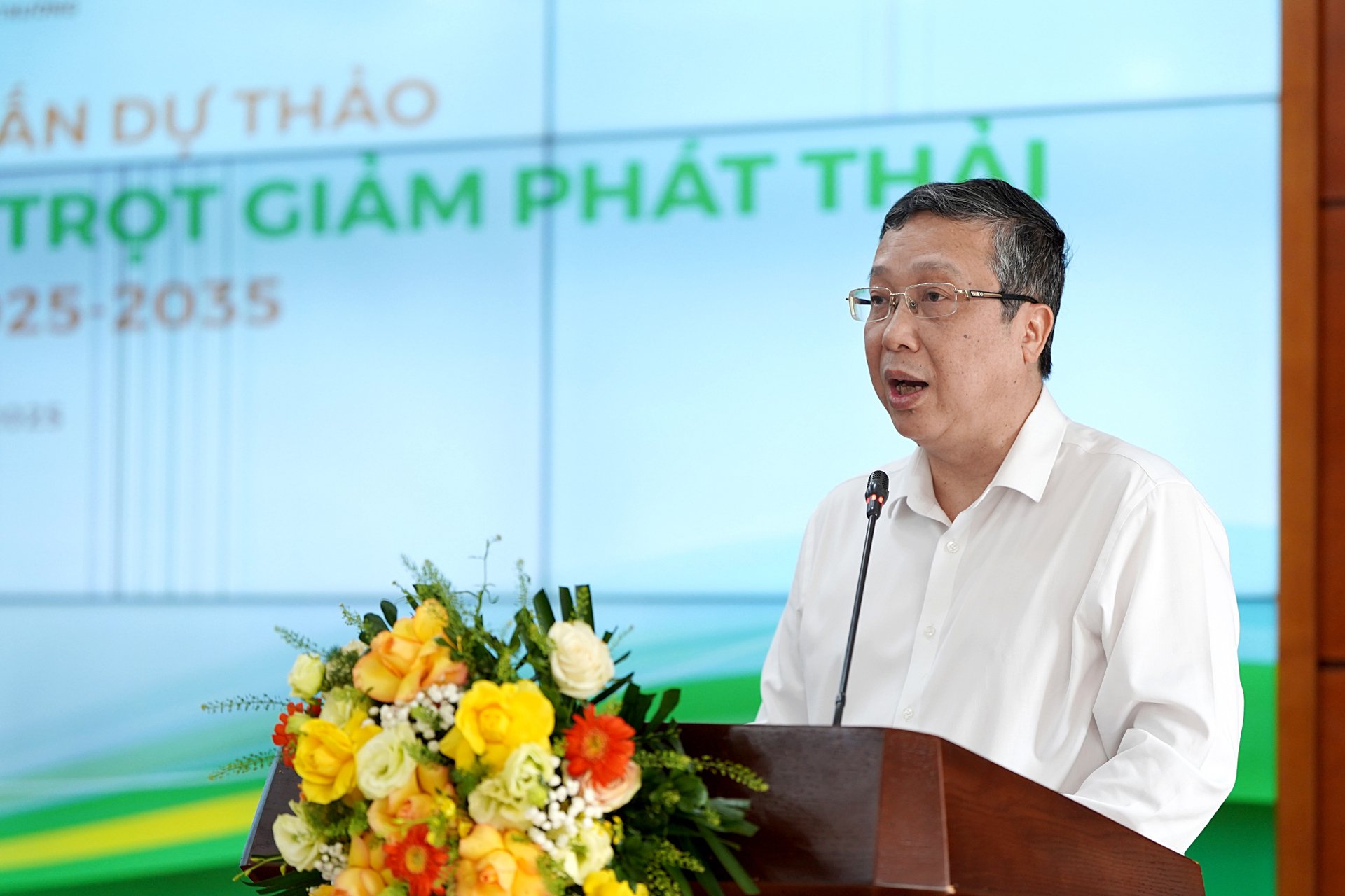 Deputy Minister Hoang Trung called for the participation of all stakeholders in the development and implementation of the proposal. Photo: Bao Thang.