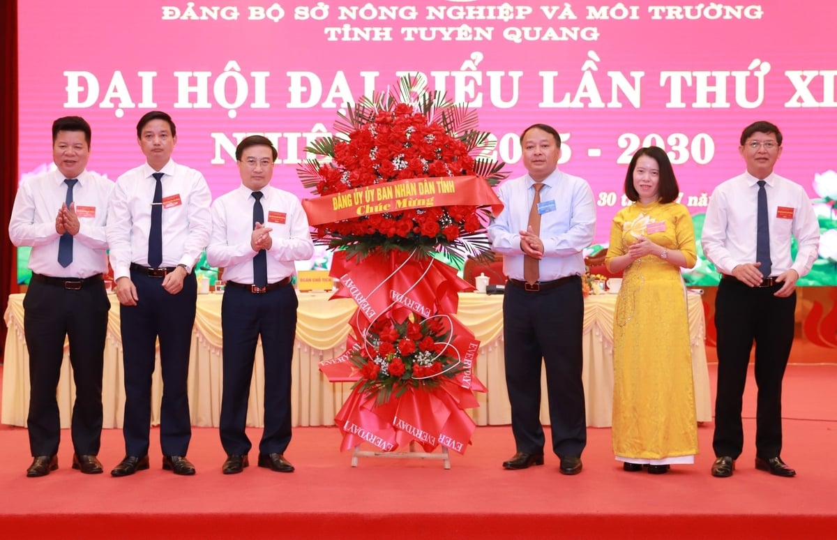 Lãnh đạo tỉnh Tuyên Quang tặng hoa chúc mừng Đại hội Đảng bộ Sở Nông nghiệp và Môi trường Tuyên Quang. Ảnh: Đào Thanh. Lãnh đạo tỉnh Tuyên Quang tặng hoa chúc mừng Đại hội Đảng bộ Sở Nông nghiệp và Môi trường Tuyên Quang. Ảnh: Đào Thanh.