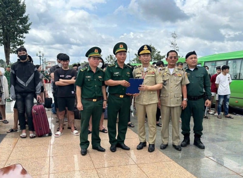 Đại diện cơ quan chức năng Campuchia và Việt Nam ký biên bản bàn giao 85 công dân Việt Nam. Ảnh: Bộ đội Biên phòng Đồng Nai. Đại diện cơ quan chức năng Campuchia và Việt Nam ký biên bản bàn giao 85 công dân Việt Nam. Ảnh: Bộ đội Biên phòng Đồng Nai.