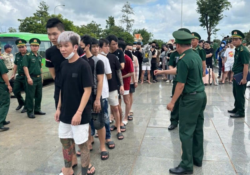 85 công dân Việt Nam được phía Campuchia trao trả tại Cửa khẩu quốc tế Hoa Lư, tỉnh Đồng Nai. Ảnh: Bộ đội Biên phòng Đồng Nai. 85 công dân Việt Nam được phía Campuchia trao trả tại Cửa khẩu quốc tế Hoa Lư, tỉnh Đồng Nai. Ảnh: Bộ đội Biên phòng Đồng Nai.