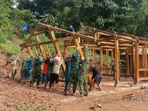 Các lực lượng chức năng hỗ trợ di chuyển nhà cho người dân bản Co Lót, xã Mường Nhé ra khỏi vùng sạt lở. Ảnh: Hoàng Châu. Các lực lượng chức năng hỗ trợ di chuyển nhà cho người dân bản Co Lót, xã Mường Nhé ra khỏi vùng sạt lở. Ảnh: Hoàng Châu.