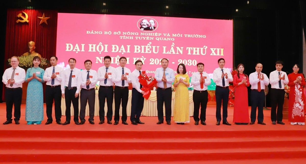 Lãnh đạo tỉnh Tuyên Quang tặng hoa chúc mừng Ban chấp hành Đảng bộ Sở Nông nghiệp và Môi trường Tuyên Quang khóa XII. Ảnh: Duy Tuấn. Lãnh đạo tỉnh Tuyên Quang tặng hoa chúc mừng Ban chấp hành Đảng bộ Sở Nông nghiệp và Môi trường Tuyên Quang khóa XII. Ảnh: Duy Tuấn.