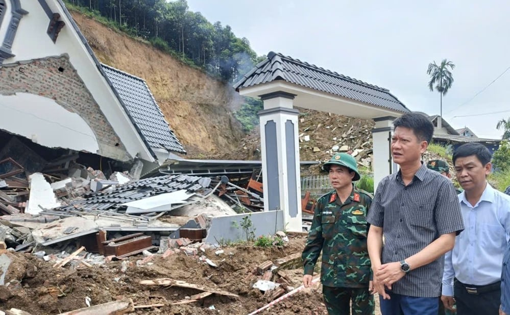 Ông Nguyễn Thế Phước, Phó Chủ tịch Thường trực UBND tỉnh Lào Cai kiểm tra hiện trường vụ sạt lở làm chết 2 người tại xã Xuân Ái trong tháng 7 vừa qua. Ảnh: Thanh Tiến.