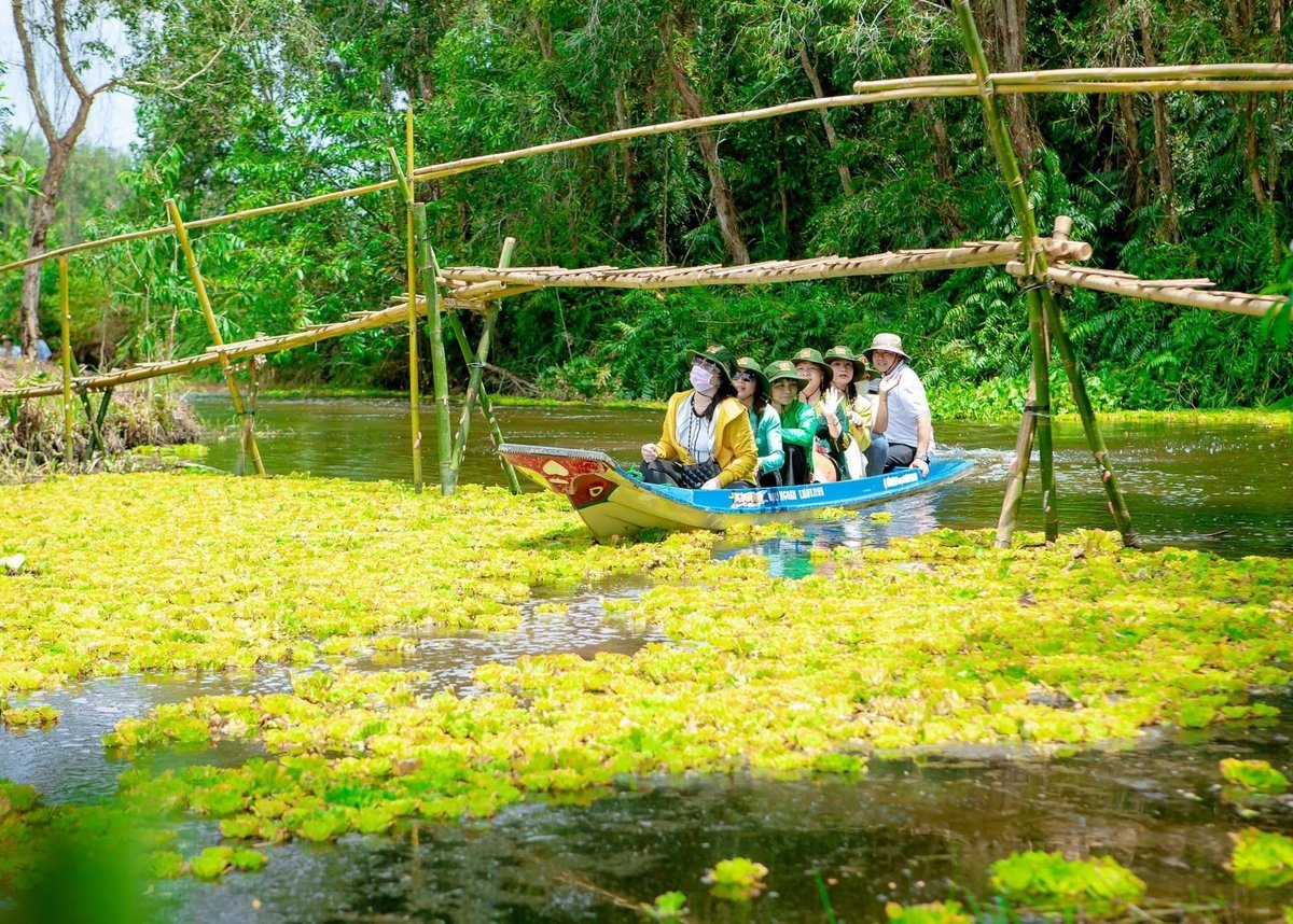 Học sinh và khách du lịch tham guan và tìm hiểu các ddiemr sinh thái tại khu du lịch. Ảnh: Văn Vũ. Học sinh và khách du lịch tham guan và tìm hiểu các ddiemr sinh thái tại khu du lịch. Ảnh: Văn Vũ.