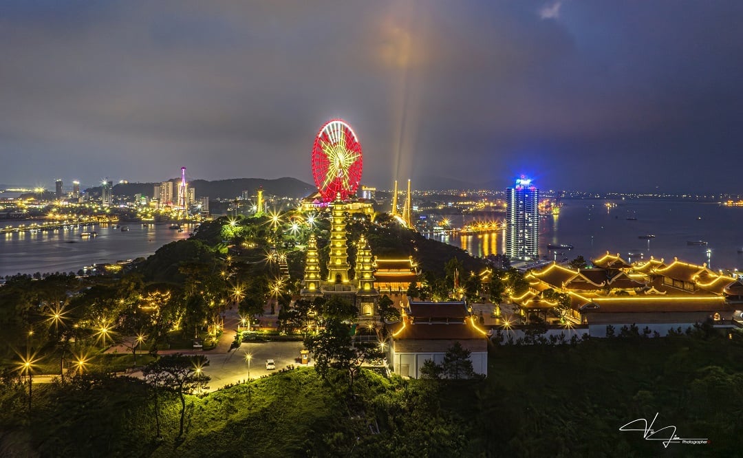 Khung cảnh Vịnh di sản trong ánh hoàng hôn. Khung cảnh Vịnh di sản trong ánh hoàng hôn.