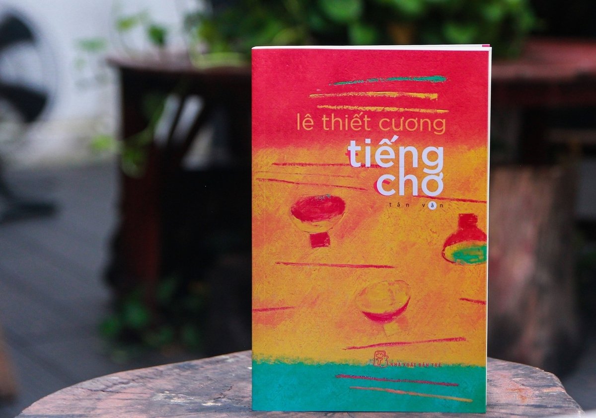 Tập tản văn 'Tiếng chợ' vừa được phát hành cuối tháng 7/2025. Ảnh: NXB Tập tản văn 'Tiếng chợ' vừa được phát hành cuối tháng 7/2025. Ảnh: NXB