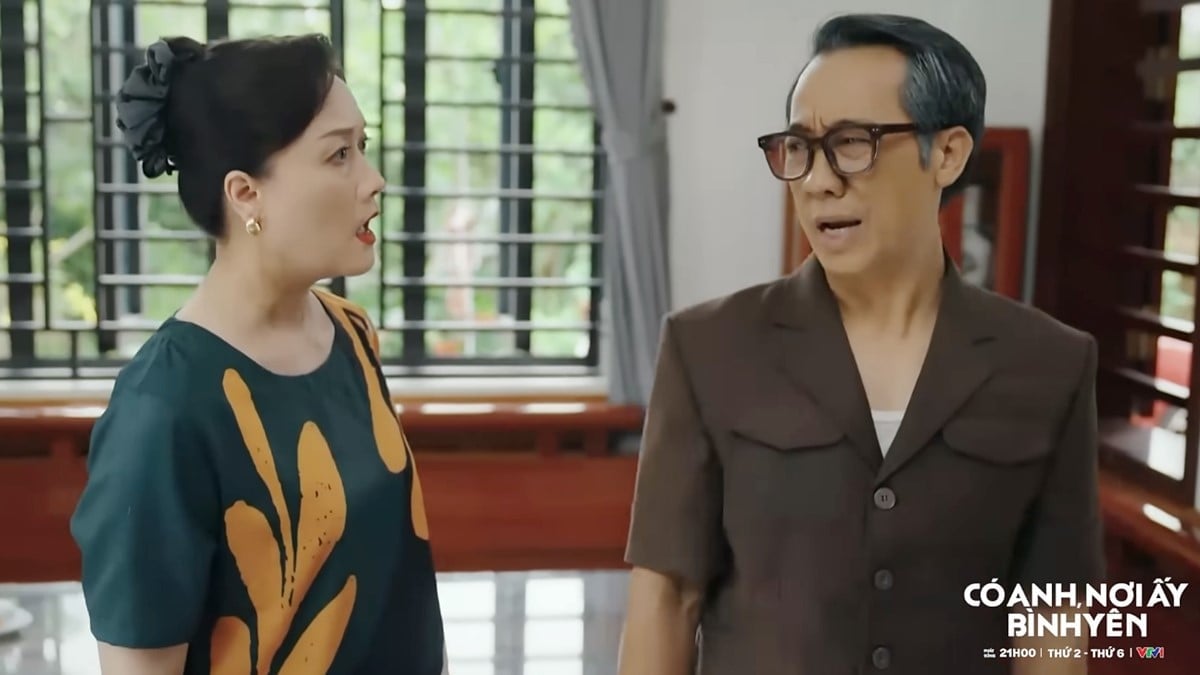 Bà Nga ngơ ngác khi ông Thứ nhờ bà thám thính đám giỗ bố của Huy. Ảnh CMH