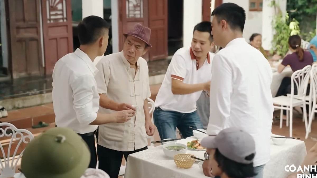 Họ hàng không vừa lòng khi Huy không dành nhiều thời gian cho việc giỗ bố. Ảnh CMH