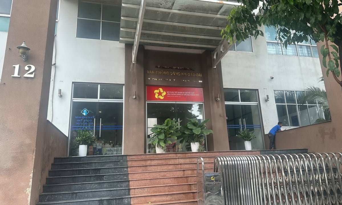 102 xã, phường thuộc TP.HCM (cũ) nhận phôi 'sổ hồng' tại Văn phòng Đăng ký đất đai TP.HCM. Ảnh: Tường Tú. 102 xã, phường thuộc TP.HCM (cũ) nhận phôi 'sổ hồng' tại Văn phòng Đăng ký đất đai TP.HCM. Ảnh: Tường Tú.
