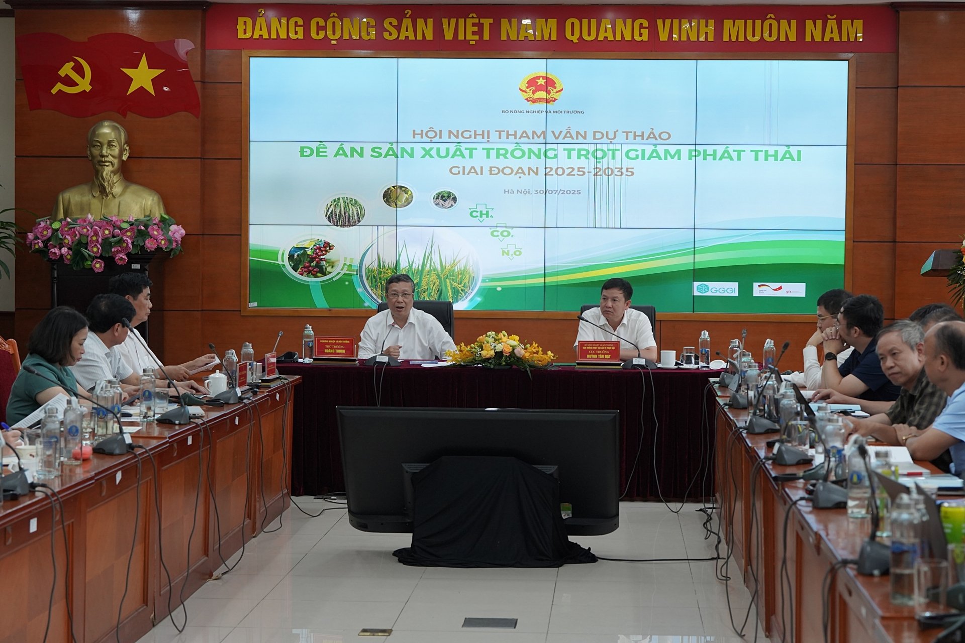 The conference drew the attention of hundreds of delegates attending both in person and online. Photo: Bao Thang.