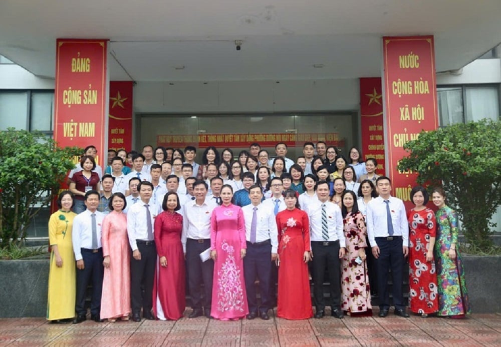 Tập thể cán bộ công chức, viên chức phường Dương Nội trong ngày đầu vận hành chính quyền 2 cấp. Ảnh: Thu Hằng. Tập thể cán bộ công chức, viên chức phường Dương Nội trong ngày đầu vận hành chính quyền 2 cấp. Ảnh: Thu Hằng.