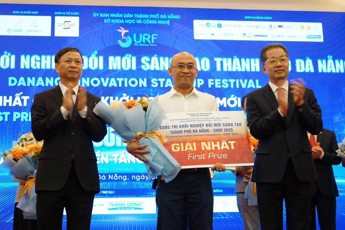 Lãnh đạo UBND thành phố Đà Nẵng trao giải cho các Dự án xuất sắc tại Cuộc thi Khởi nghiệp đổi mới sáng tạo thành phố - SURF 2025. Ảnh: Lan Anh. Lãnh đạo UBND thành phố Đà Nẵng trao giải cho các Dự án xuất sắc tại Cuộc thi Khởi nghiệp đổi mới sáng tạo thành phố - SURF 2025. Ảnh: Lan Anh.