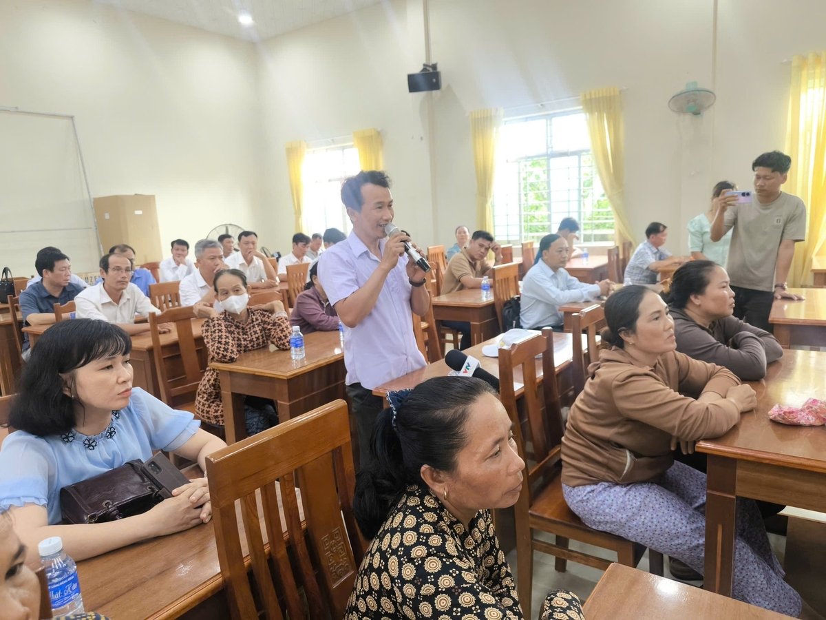 Người dân nêu ý kiến về tình trạng ô nhiễm bãi rác tại buổi đối thoại với ngành chức năng chiều 30/7. Ảnh: Hoàng Trung. Người dân nêu ý kiến về tình trạng ô nhiễm bãi rác tại buổi đối thoại với ngành chức năng chiều 30/7. Ảnh: Hoàng Trung.