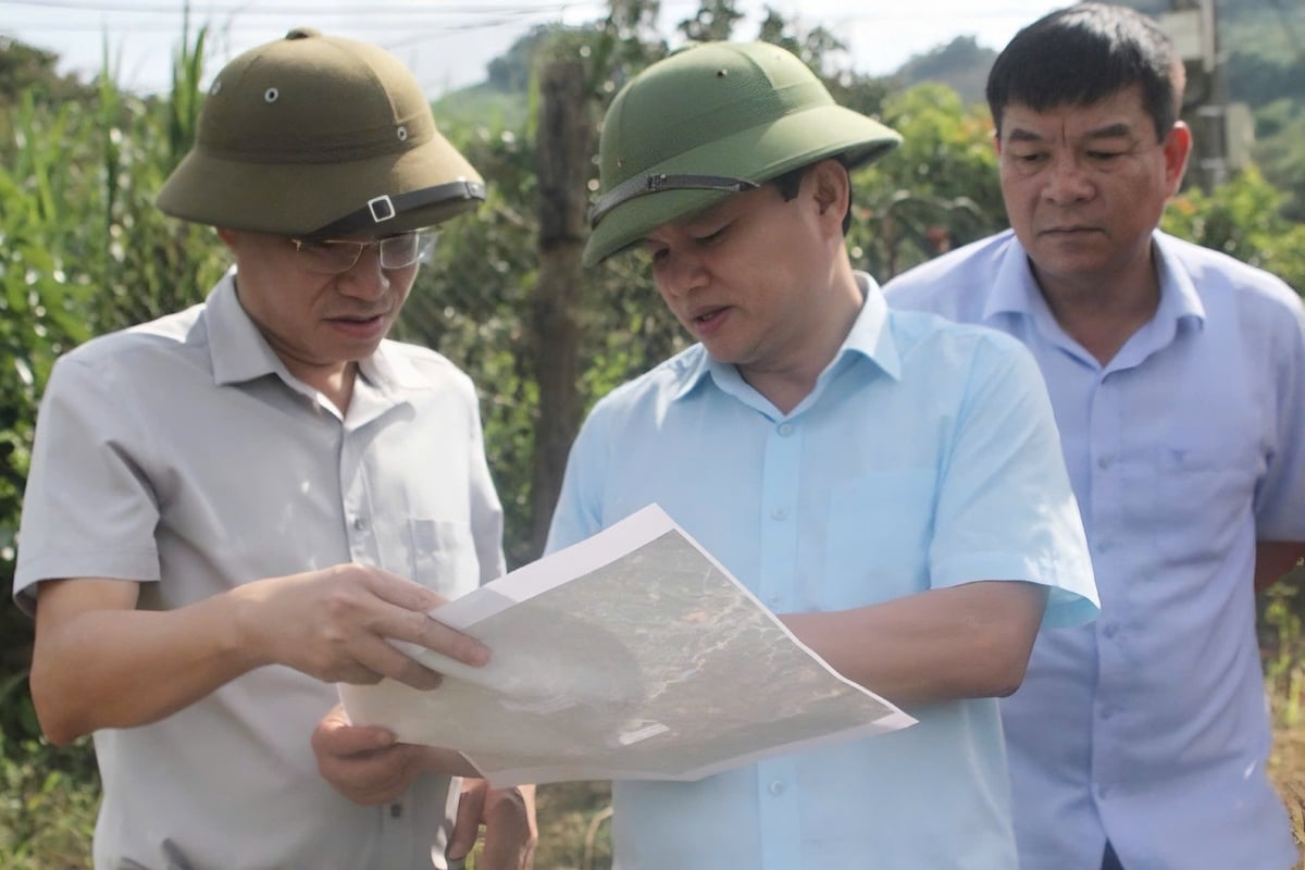 Ông Đặng Ngọc Hậu (giữa) xem xét khu vực quy hoạch điểm mỏ than Hang Mon, xã Lóng Phiêng. Ảnh: Nguyễn Nga. Ông Đặng Ngọc Hậu (giữa) xem xét khu vực quy hoạch điểm mỏ than Hang Mon, xã Lóng Phiêng. Ảnh: Nguyễn Nga.