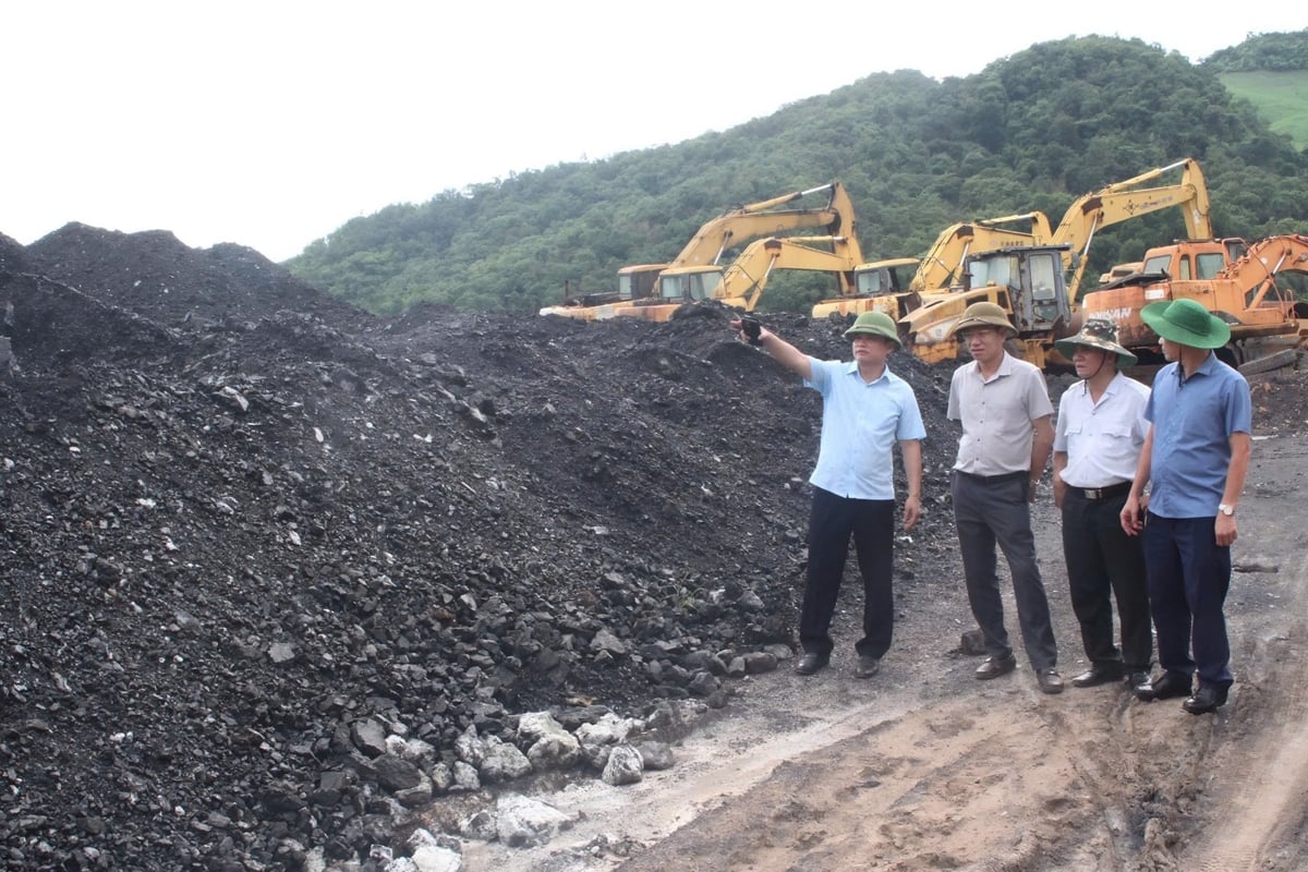 Đoàn công tác UBND tỉnh Sơn La kiểm tra thực địa khu vực khai thác tại mỏ than Tô Pan. Ảnh: Nguyễn Nga. Đoàn công tác UBND tỉnh Sơn La kiểm tra thực địa khu vực khai thác tại mỏ than Tô Pan. Ảnh: Nguyễn Nga.