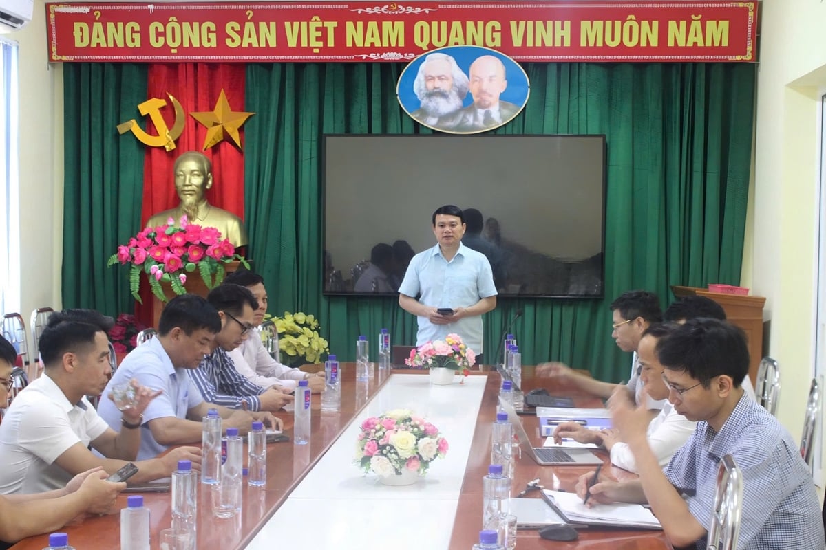 Phó Chủ tịch UBND tỉnh Đặng Ngọc Hậu làm việc với xã Lóng Phiêng về các nhiệm vụ quản lý khoáng sản chưa khai thác trong thời gian tới. Ảnh: Nguyễn Nga. Phó Chủ tịch UBND tỉnh Đặng Ngọc Hậu làm việc với xã Lóng Phiêng về các nhiệm vụ quản lý khoáng sản chưa khai thác trong thời gian tới. Ảnh: Nguyễn Nga.