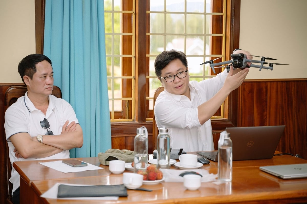 Tập huấn kỹ thuật điều khiển drone. Ảnh: GIZ.