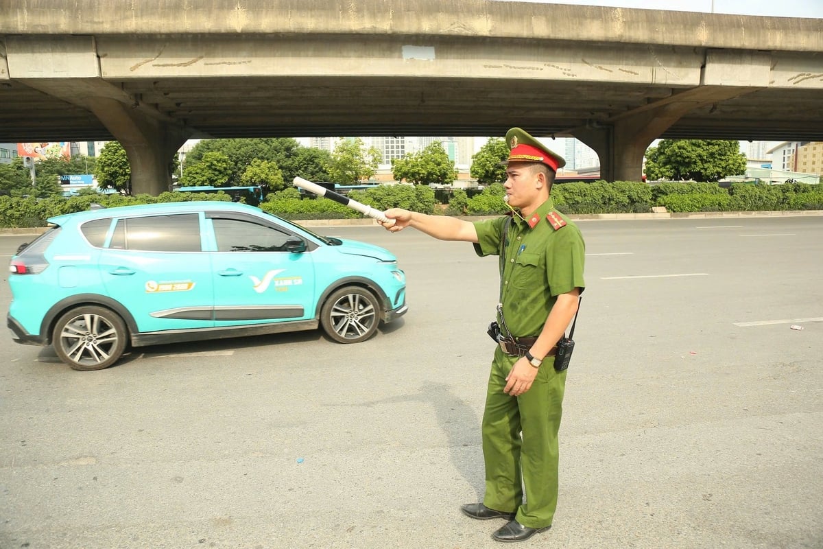 Cảnh sát trật tự - Công an phường Từ Liêm phân luồng đảm bảo an toàn giao thông trước cửa Bến xe Mỹ Đình. Ảnh: Phạm Công.