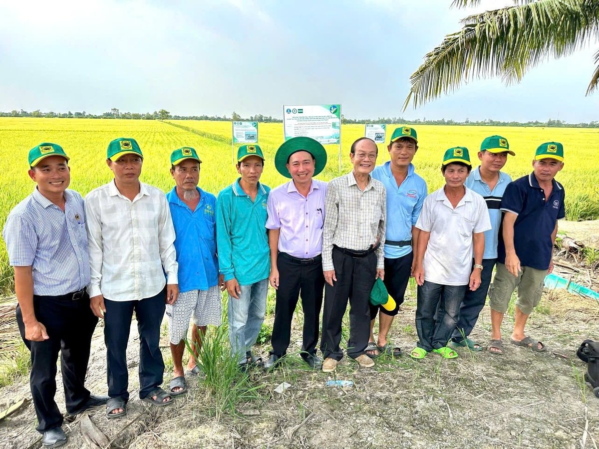 Ông Trần Thanh Tâm (thứ 6 từ phải sang) và GS.TS. Nguyễn Bảo Vệ trong một chuyến thăm đồng ại HTX Thắng Lợi, Tháp Mười, Đồng Tháp. Ảnh: Thế Huy. Ông Trần Thanh Tâm (thứ 6 từ phải sang) và GS.TS. Nguyễn Bảo Vệ trong một chuyến thăm đồng ại HTX Thắng Lợi, Tháp Mười, Đồng Tháp. Ảnh: Thế Huy.