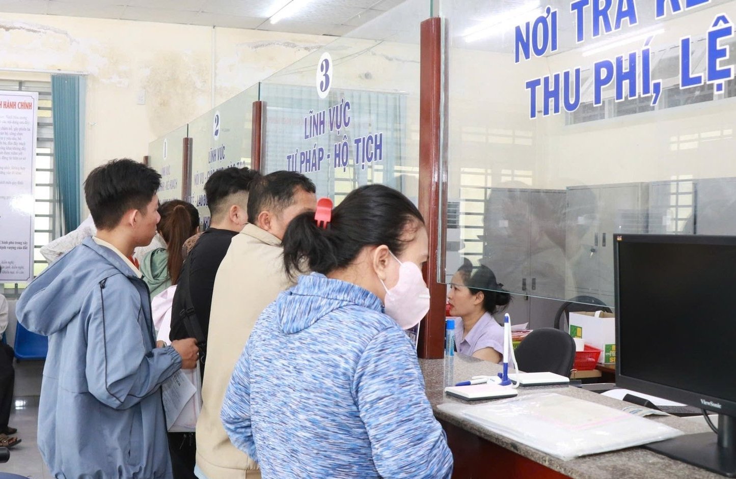 Đông đảo người dân đến Trung tâm hành chính công của xã để thực hiện giao dịch công việc. Ảnh: Kim Sơ. Đông đảo người dân đến Trung tâm hành chính công của xã để thực hiện giao dịch công việc. Ảnh: Kim Sơ.