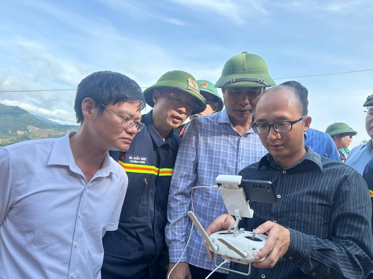 Phó Chủ tịch UBND tỉnh Sơn La Nguyễn Thành Công (thứ 3 từ trái sang) quan sát toàn cảnh khu vực sạt lở qua ảnh flycam. Ảnh: Đức Bình. Phó Chủ tịch UBND tỉnh Sơn La Nguyễn Thành Công (thứ 3 từ trái sang) quan sát toàn cảnh khu vực sạt lở qua ảnh flycam. Ảnh: Đức Bình.