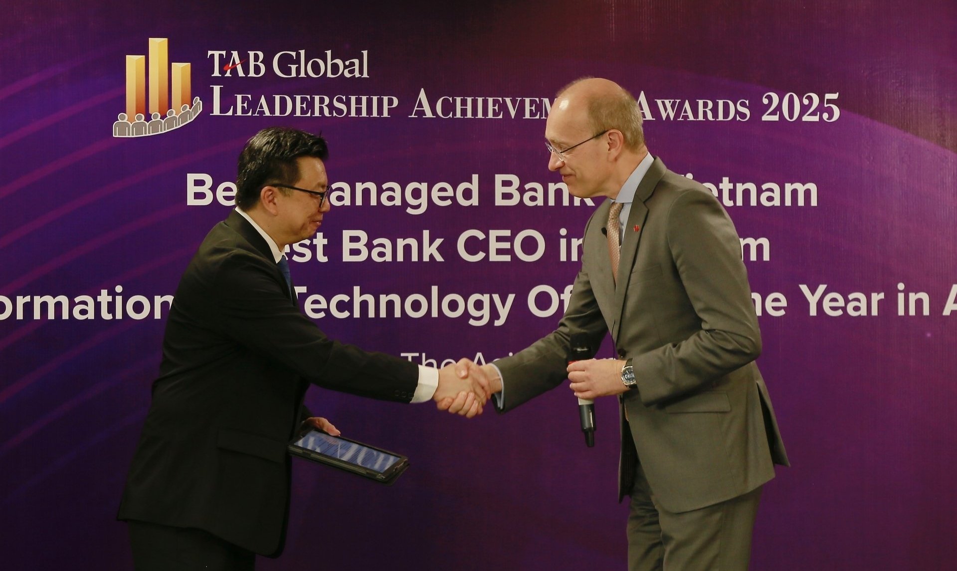 CEO trong buổi nhận giải từ TAB. Ảnh: Techcombank. CEO trong buổi nhận giải từ TAB. Ảnh: Techcombank.