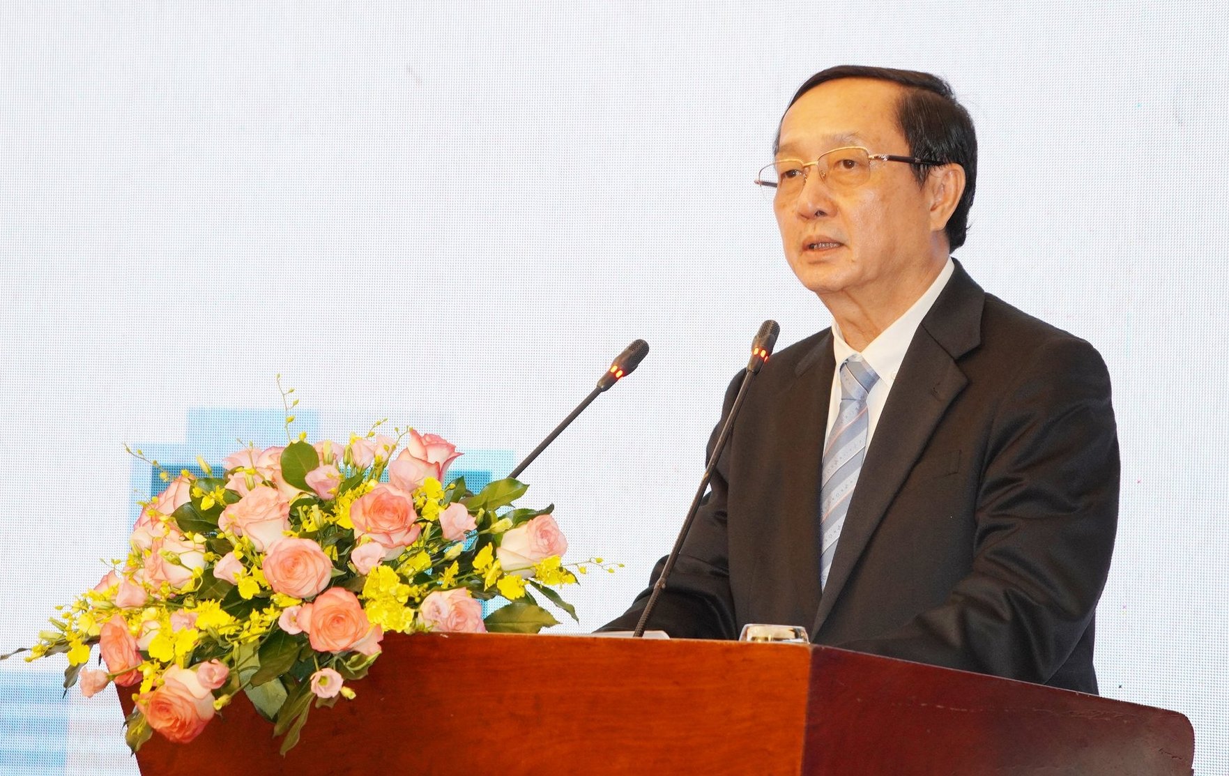 Phó Trưởng ban Tuyên giáo và Dân vận Trung ương Huỳnh Thành Đạt gửi lời cảm ơn đến các doanh nghiệp, tổ chức và cá nhân đã đồng hành cùng Chính phủ trong thực hiện mục tiêu phát thải ròng bằng '0' vào năm 2050 - một cam kết quốc tế mạnh mẽ của Việt Nam tại Hội nghị COP26. Ảnh: Nguyễn Thủy. Phó Trưởng ban Tuyên giáo và Dân vận Trung ương Huỳnh Thành Đạt gửi lời cảm ơn đến các doanh nghiệp, tổ chức và cá nhân đã đồng hành cùng Chính phủ trong thực hiện mục tiêu phát thải ròng bằng '0' vào năm 2050 - một cam kết quốc tế mạnh mẽ của Việt Nam tại Hội nghị COP26. Ảnh: Nguyễn Thủy.