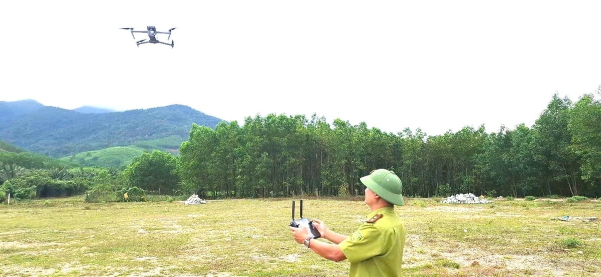 Lực lượng kiểm lâm Gia Lai sử dụng drone làm nhiệm vụ quản lý, bảo vệ rừng. Ảnh:V.Đ.T.
