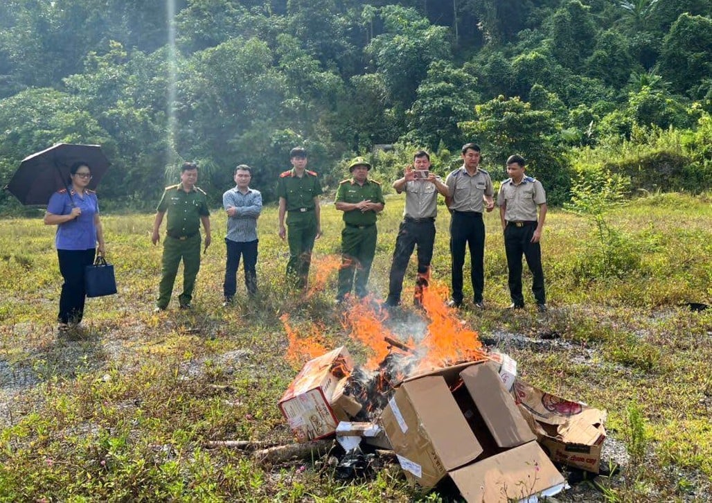 Công an tỉnh Tuyên Quang thực hiện tiêu hủy 12 bánh heroin, với tổng trọng lượng hơn 3,5kg. Ảnh: CA Tuyên Quang. Công an tỉnh Tuyên Quang thực hiện tiêu hủy 12 bánh heroin, với tổng trọng lượng hơn 3,5kg. Ảnh: CA Tuyên Quang.