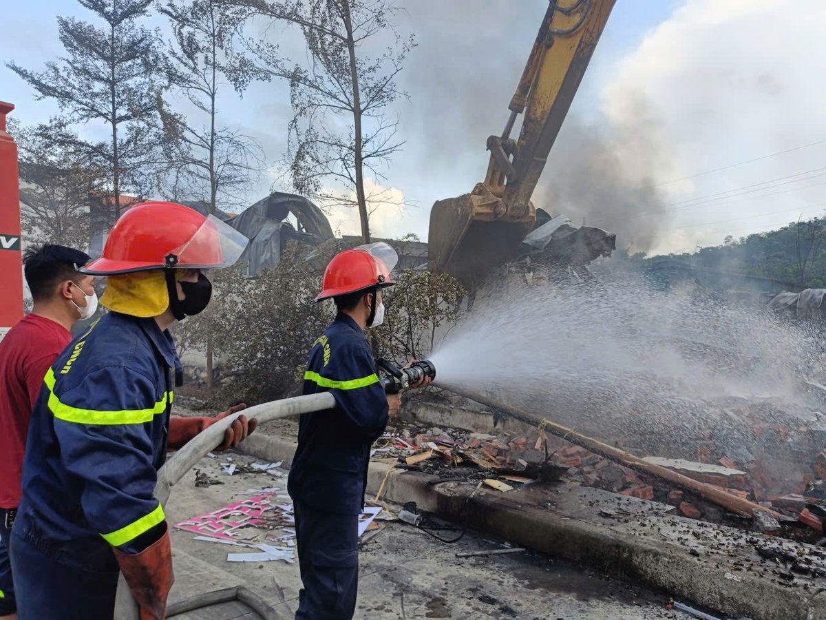 Hàng trăm cán bộ chiến sĩ cảnh sát phòng cháy chữa cháy túc trực kiểm soát vụ hỏa hoạn. Ảnh: Thanh Tiến.