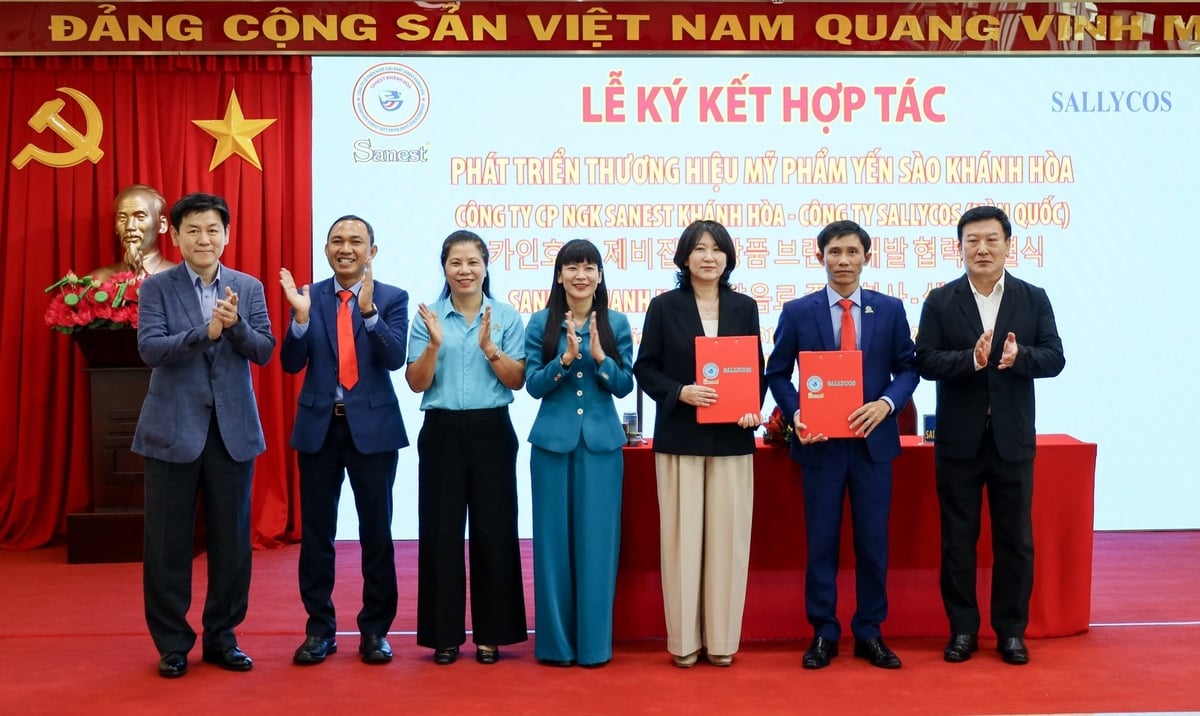 Lễ ký kết hợp tác phát triển thương hiệu mỹ phẩm giữa Sanest Khánh Hòa với Công ty Sallycos, thương hiệu sản xuất mỹ phẩm Hàn Quốc. Ảnh: Châu Hảo. Lễ ký kết hợp tác phát triển thương hiệu mỹ phẩm giữa Sanest Khánh Hòa với Công ty Sallycos, thương hiệu sản xuất mỹ phẩm Hàn Quốc. Ảnh: Châu Hảo.