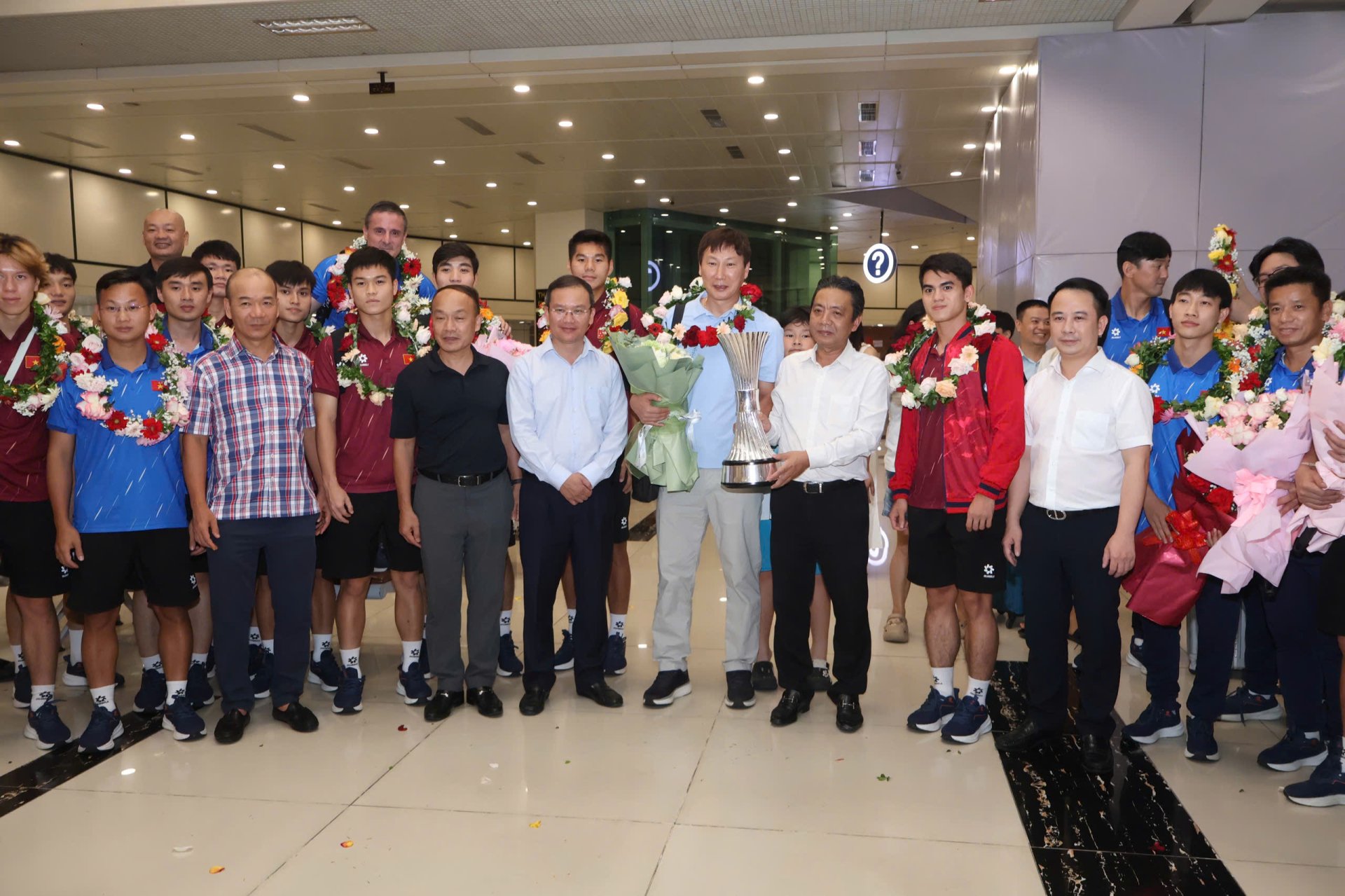U23 Việt Nam cùng lãnh đạo Bộ Văn hóa,Thể thao và Du lịch, Cục TDTT Việt Nam tại sân bay Nội Bài. Ảnh: Bùi Lượng.