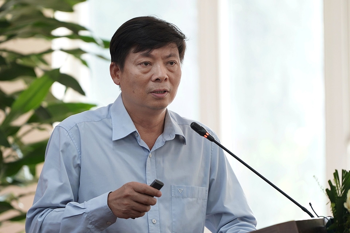 Mr. Mai Van Trinh shared four basic methods to reduce emissions in wet rice cultivation. Photo: Bao Thang.
