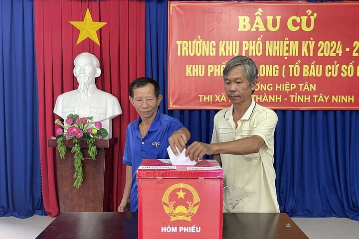 Cử tri khu phố Hiệp Long (phường Hiệp Tân, thị xã Hòa Thành, tỉnh Tây Ninh) (cũ) bỏ phiếu bầu tổ trưởng dân phố nhiệm kỳ 2024-2029. Ảnh: VTC News. Cử tri khu phố Hiệp Long (phường Hiệp Tân, thị xã Hòa Thành, tỉnh Tây Ninh) (cũ) bỏ phiếu bầu tổ trưởng dân phố nhiệm kỳ 2024-2029. Ảnh: VTC News.