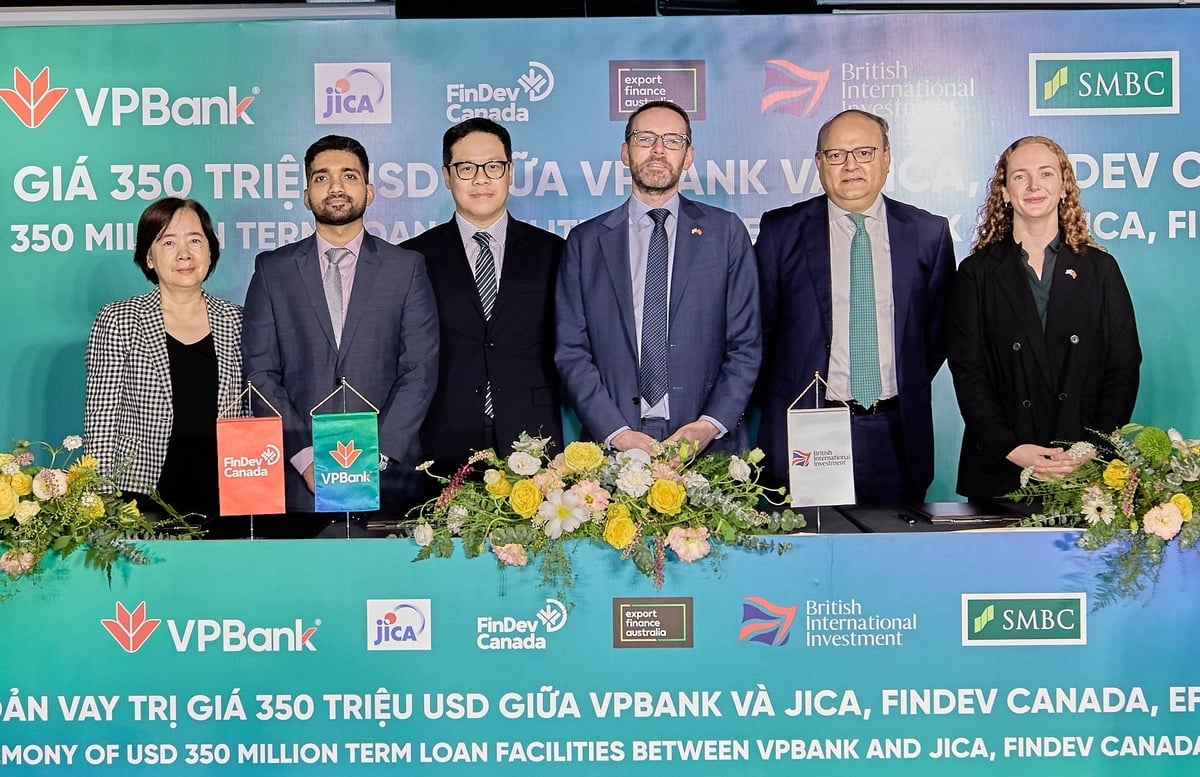Đại sứ quán Anh tại Hà Nội và đại diện BII tại Lễ ký kết với Ngân hàng VPBank. Ảnh: Đại sứ quán Anh.