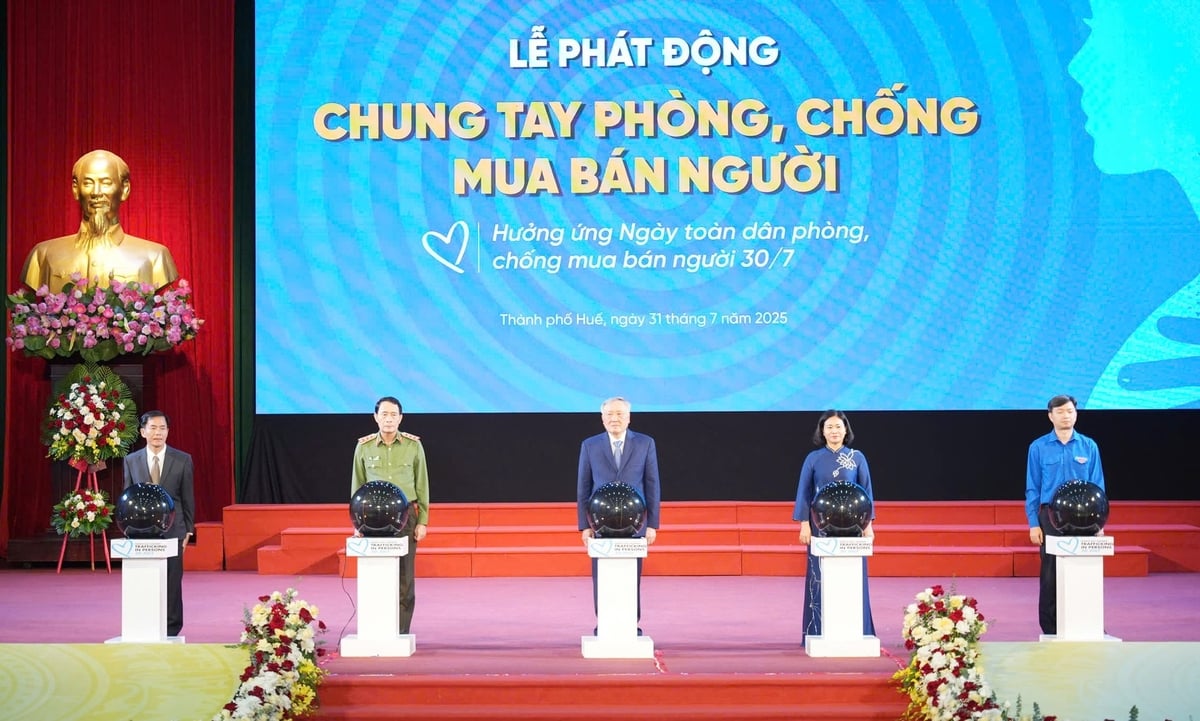 Các đại biểu thực hiện nghi thức khẳng định cam kết của hệ thống chính trị Việt Nam và sự đồng hành của các tổ chức quốc tế trong công tác phòng, chống mua bán người. Ảnh: V.D