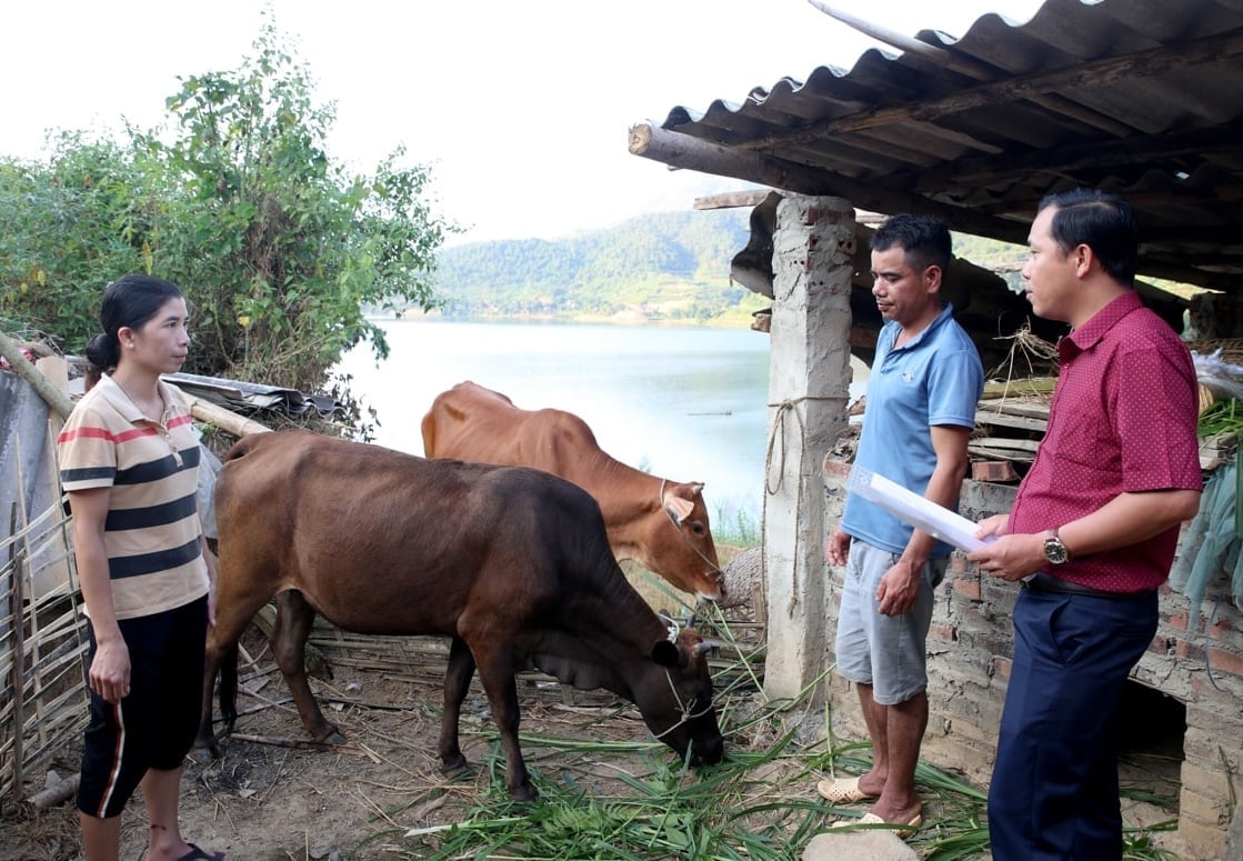 Cán bộ chuyên môn hướng dẫn người dân phòng chống dịch bệnh trong mùa mưa lũ. Ảnh: H.Đ. Cán bộ chuyên môn hướng dẫn người dân phòng chống dịch bệnh trong mùa mưa lũ. Ảnh: H.Đ.