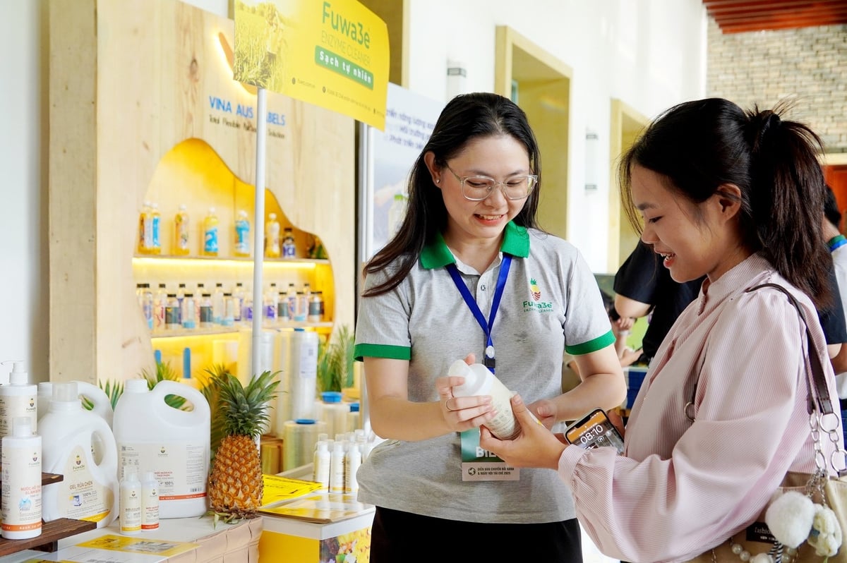 Các sản phẩm tẩy rửa sinh học Fuwa Biotech làm từ vỏ dứa được nhiều người lựa chọn sử dụng. Ảnh: Nguyễn Thủy. Các sản phẩm tẩy rửa sinh học Fuwa Biotech làm từ vỏ dứa được nhiều người lựa chọn sử dụng. Ảnh: Nguyễn Thủy.