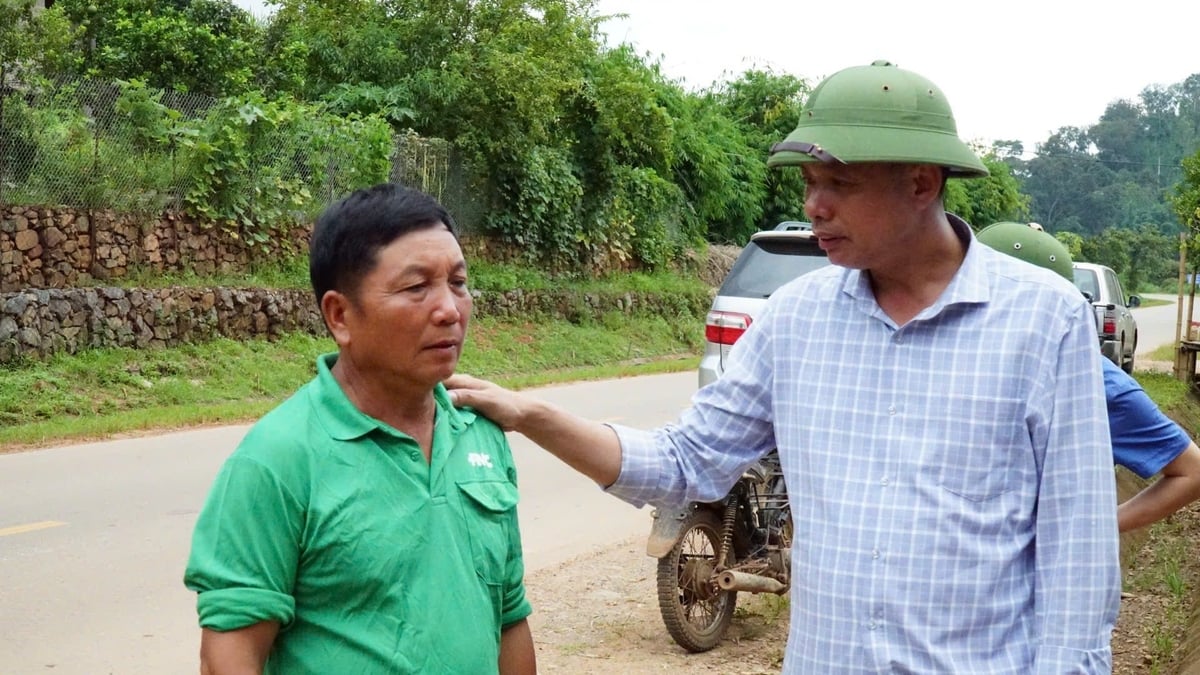 Ông Nguyễn Thành Công - Phó Chủ tịch UBND tỉnh Sơn La (áo kẻ) động viên người dân chấp hành việc di dời để đảm bảo an toàn cuộc sống. Ảnh: Đức Bình.