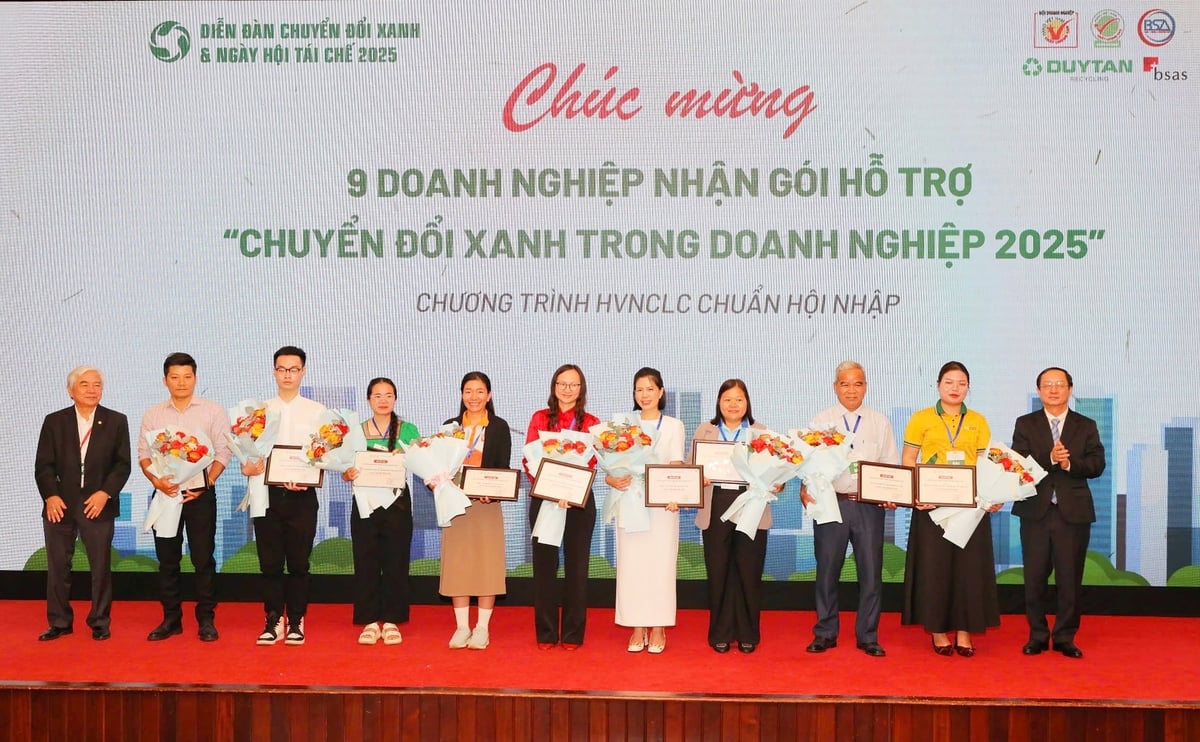 Ban tổ chức đã trao gói hỗ trợ 'Chuyển đổi xanh trong doanh nghiệp 2025' trị giá 1 tỷ đồng cho 9 doanh nghiệp vừa và nhỏ, giúp từng bước nâng cao hệ thống quản lý chất lượng, giảm phát thải, hướng đến nền kinh tế tuần hoàn và thân thiện với môi trường. Ảnh: Nguyễn Thủy. Ban tổ chức đã trao gói hỗ trợ 'Chuyển đổi xanh trong doanh nghiệp 2025' trị giá 1 tỷ đồng cho 9 doanh nghiệp vừa và nhỏ, giúp từng bước nâng cao hệ thống quản lý chất lượng, giảm phát thải, hướng đến nền kinh tế tuần hoàn và thân thiện với môi trường. Ảnh: Nguyễn Thủy.