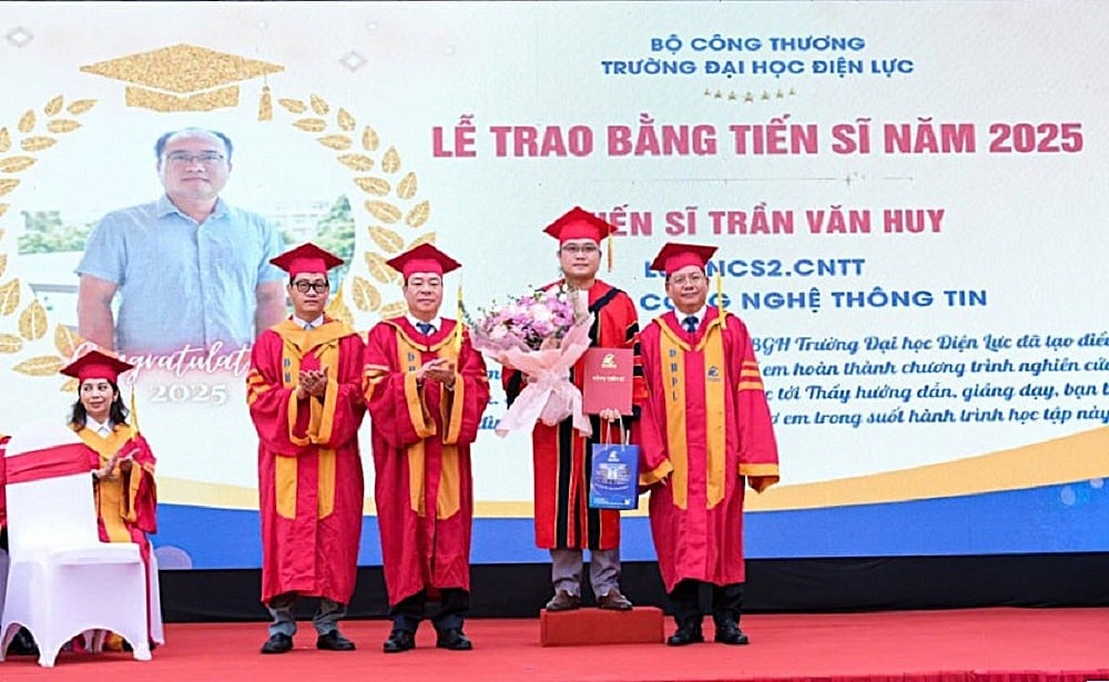 PGS.TS Vũ Đình Ngọ - Chủ tịch Hội đồng trường (thứ 2 từ trái sang phải) và PGS.TS Đinh Văn Châu - Hiệu trưởng Trường Đại học Điện lực (bên phải ngoài cùng) trao bằng tốt nghiệp và chúc mừng tân tiến sĩ. Ảnh: EPU. PGS.TS Vũ Đình Ngọ - Chủ tịch Hội đồng trường (thứ 2 từ trái sang phải) và PGS.TS Đinh Văn Châu - Hiệu trưởng Trường Đại học Điện lực (bên phải ngoài cùng) trao bằng tốt nghiệp và chúc mừng tân tiến sĩ. Ảnh: EPU.