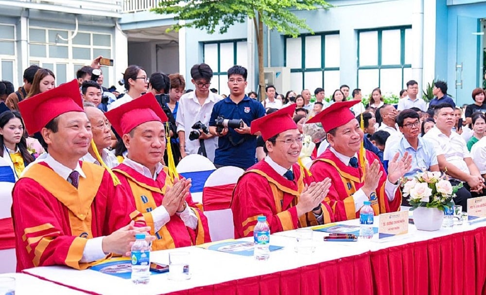 Ban Giám hiệu Nhà trường và các Thầy cô dự chúc mừng các tân cử nhân, thạc sĩ, tiến sĩ tại buổi lễ. Ảnh: EPU. Ban Giám hiệu Nhà trường và các Thầy cô dự chúc mừng các tân cử nhân, thạc sĩ, tiến sĩ tại buổi lễ. Ảnh: EPU.